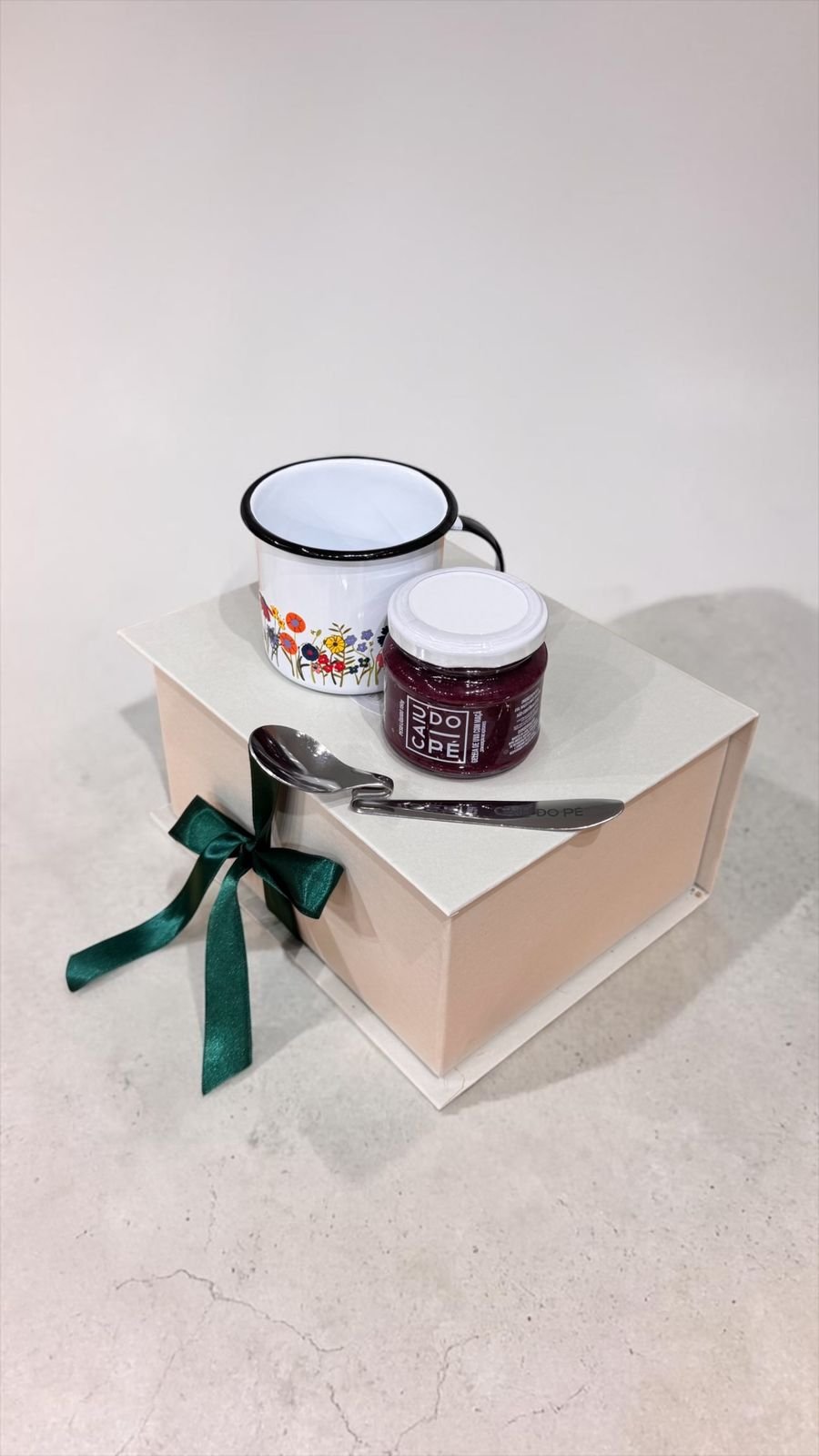Caixa Presente Florescer- Geleia + Caneca Flores + Colher Exclusiva