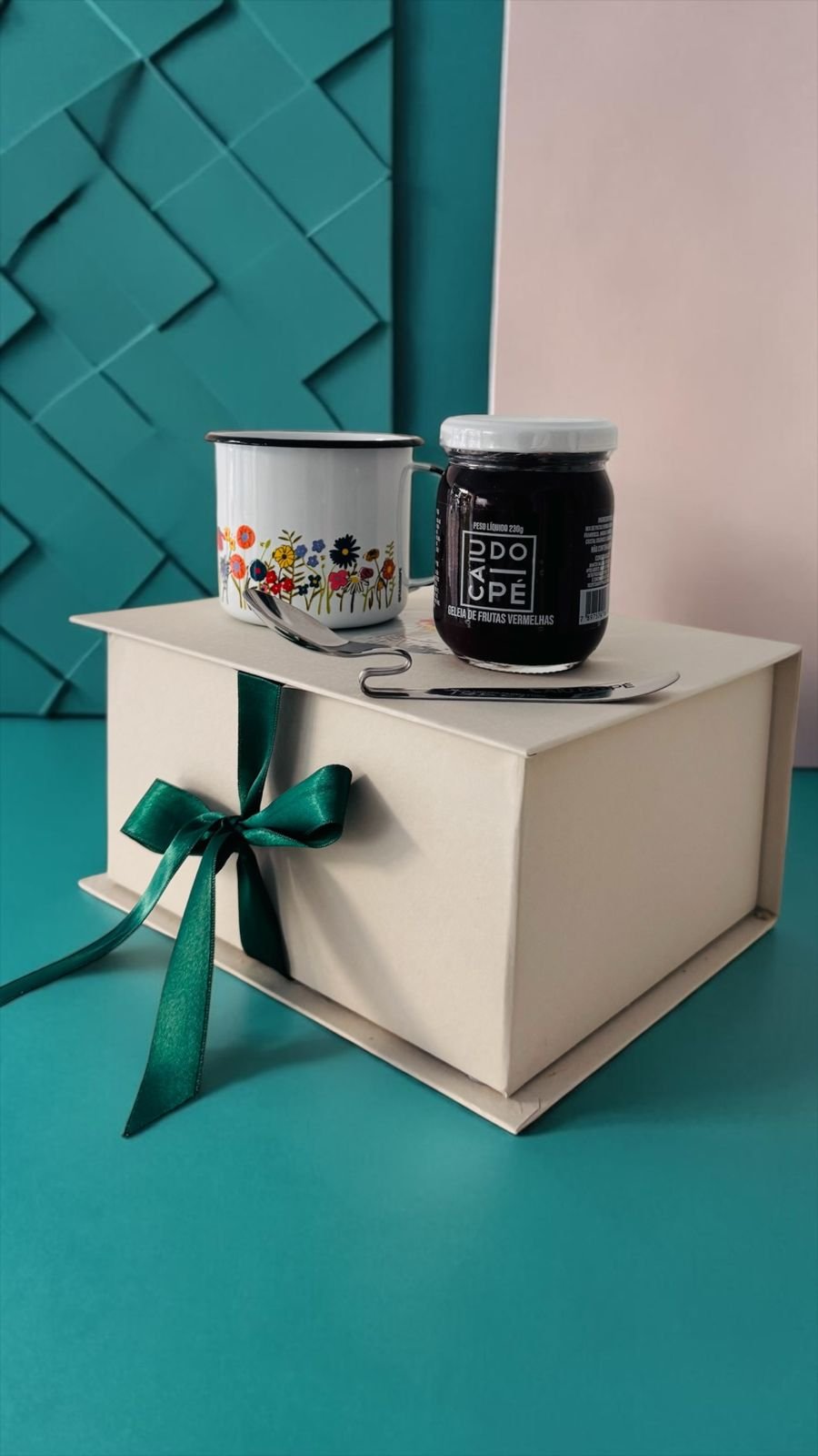 Caixa Presente Florescer- Geleia + Caneca Flores + Colher Exclusiva